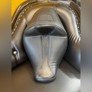 SADDLEMEN DOMINATOR SOLO SEAT FOR HARLEY-DAVIDSON SOFTAIL (BLACK)